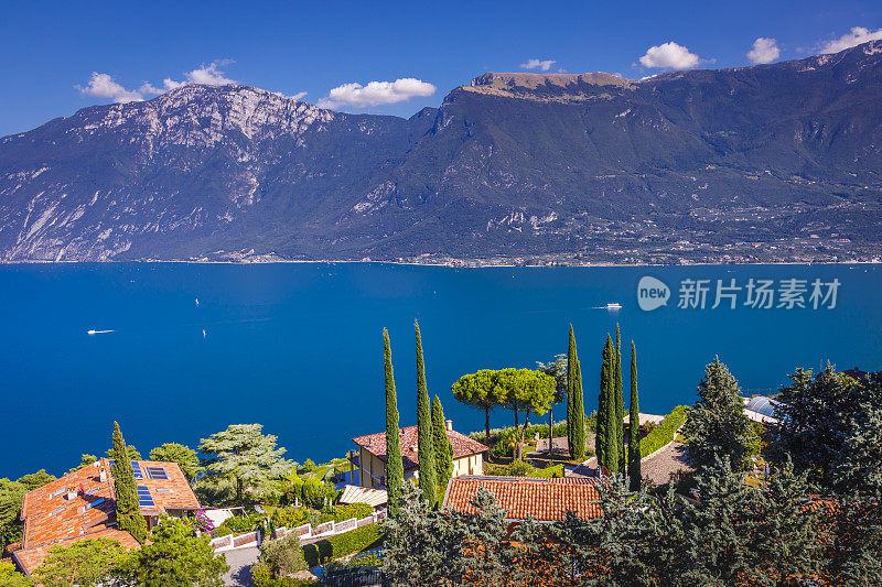 意大利 Limone Sul Garda 附近的加尔达湖和特伦蒂诺阿尔卑斯山